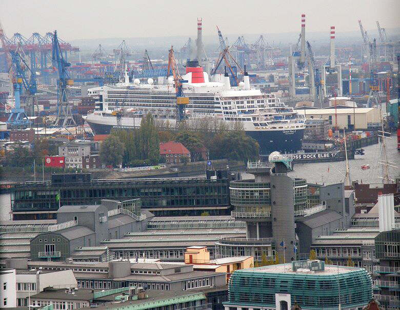 Queen Mary 2 vom St. Nikolaiturm aus gesehen